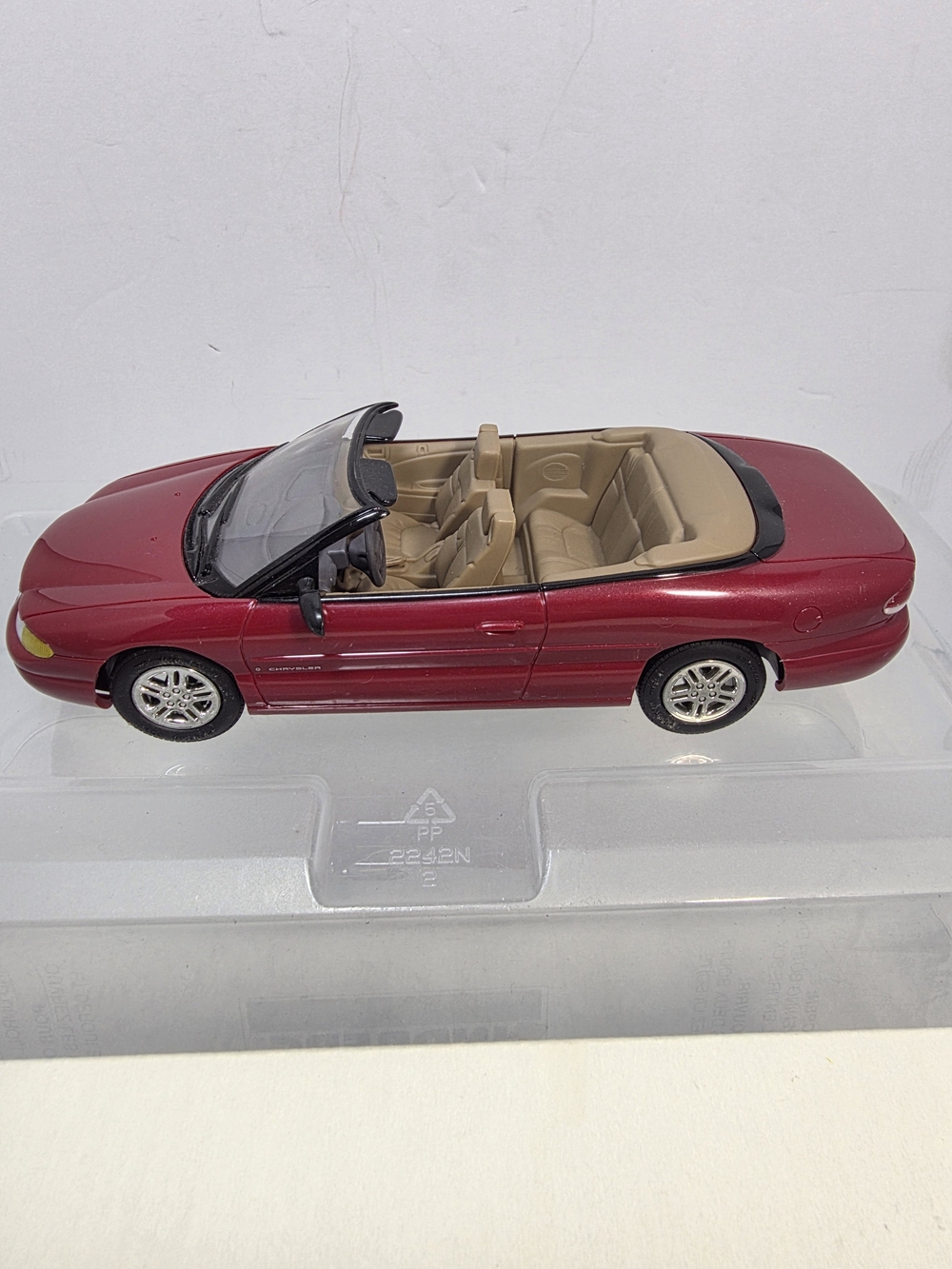 Lindberg 1997 Chrysler Sebring JXi Convertible 1:24 Plastic Model Red NIB